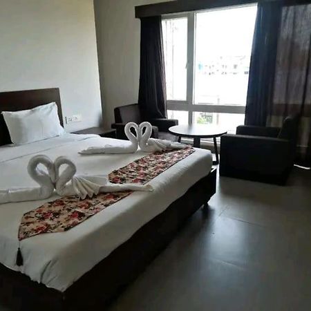 Hotel East International Tinsukia Екстер'єр фото